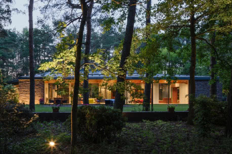 Leśna oaza z otwieranym dachem. Tak mieszka para globtroterów