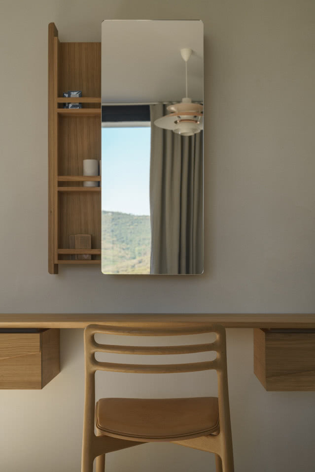 krzesło przy stoliku z lustrem