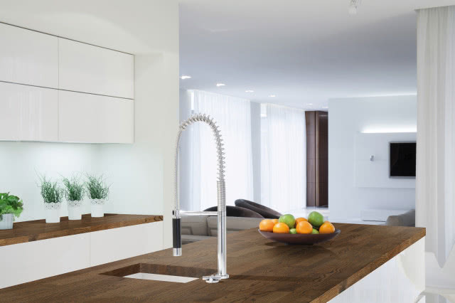 biała kuchnia z drewnianym blatem