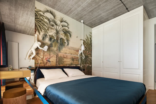 Betonowy sufit w sypialni z egzotyczną tapetą