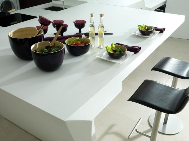 biała kuchnia i biały blat