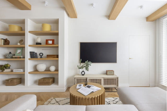 Biały salon z drewnem