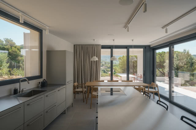 widok z salonu w kierunku tarasu