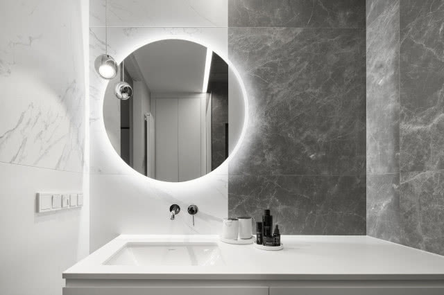 Biała łazienka z betonem