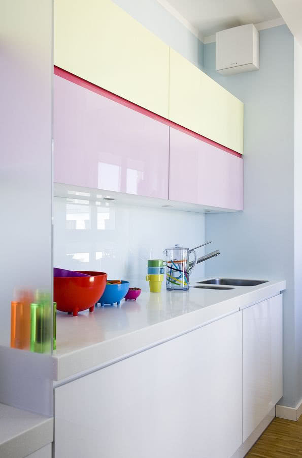 Zlew skutecznie się ukrywa w prawym rogu wnęki.