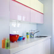 Zlew skutecznie się ukrywa w prawym rogu wnęki.