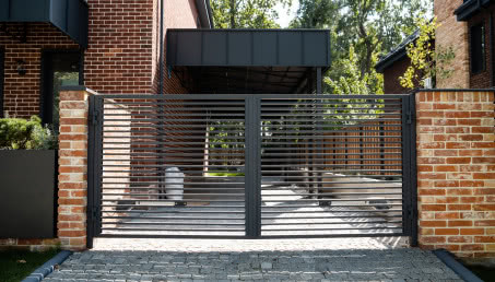 Nowoczesne ogrodzenia - betonowe, aluminiowe czy drewniane? [galeria] 