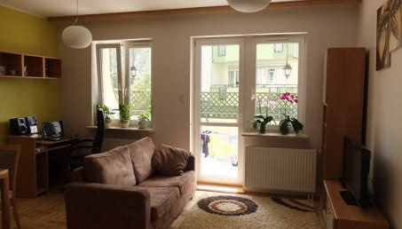 Dekoracje do salonu z zieloną ścianą