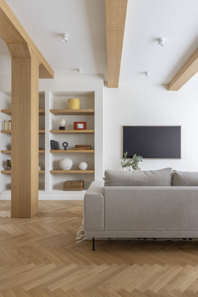 Biały salon z drewnem