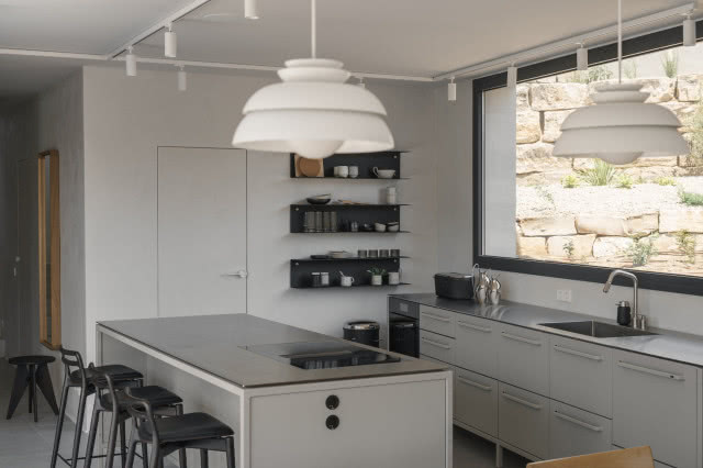 kuchnia, nad wyspą duża lampa wisząca