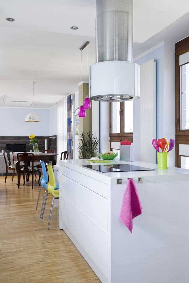 W kuchni dominuje biel.