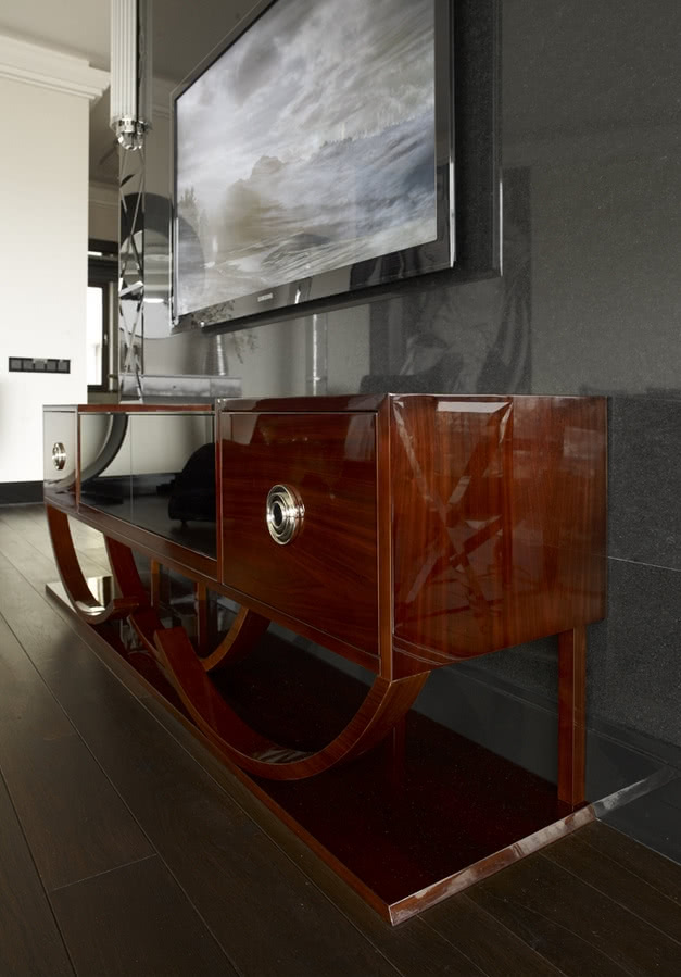 Fornirowana komoda w stylu art deco.