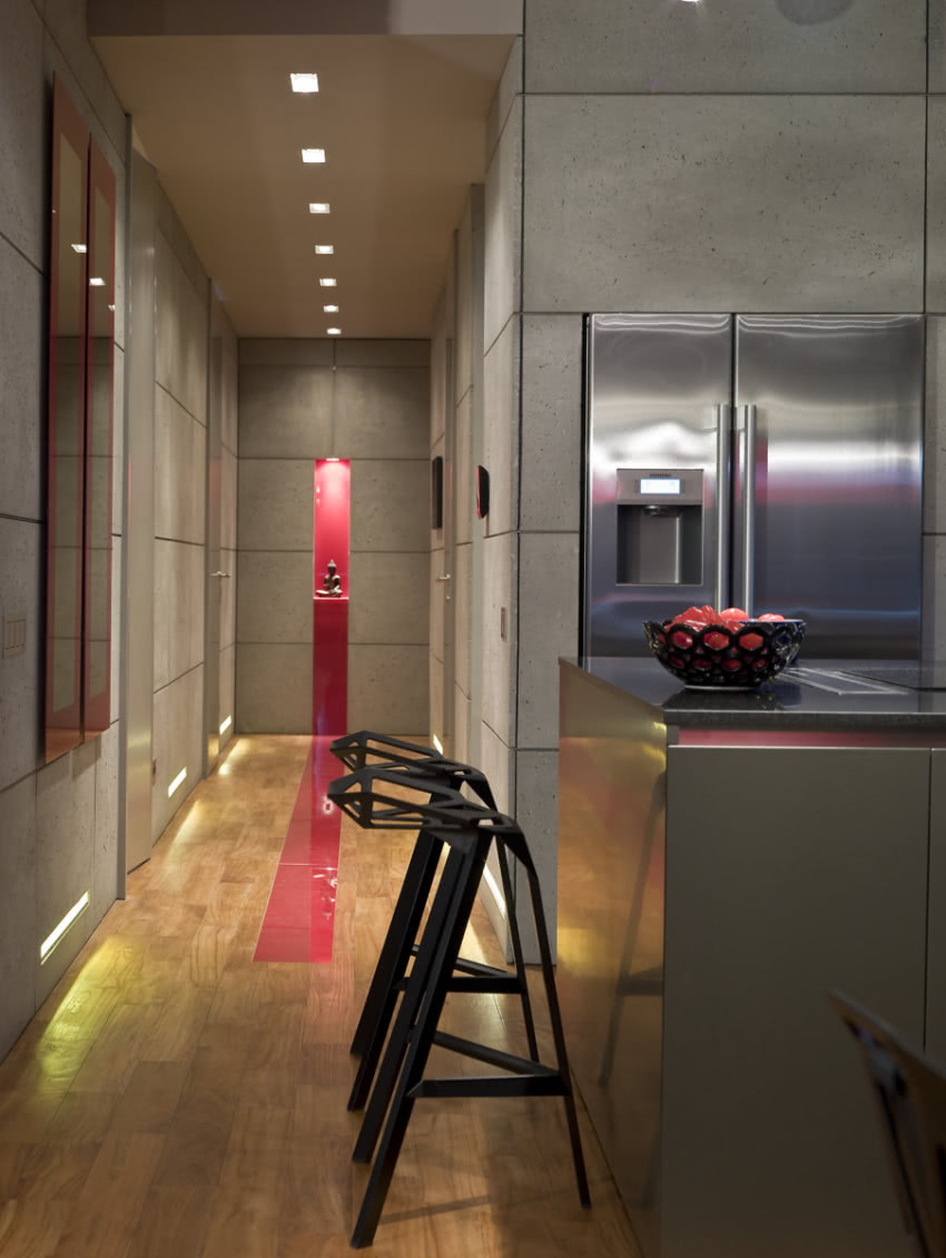 W niszy w głębi korytarza czuwa Budda - "znak...