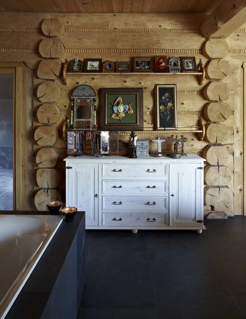 Ściany z bali zdobią obrazy i rzeźby...