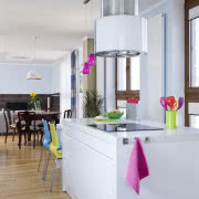 Zlew skutecznie się ukrywa w prawym rogu wnęki.