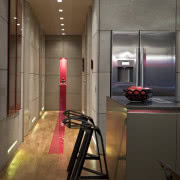 W salonie i otwartej kuchni dominują szare...