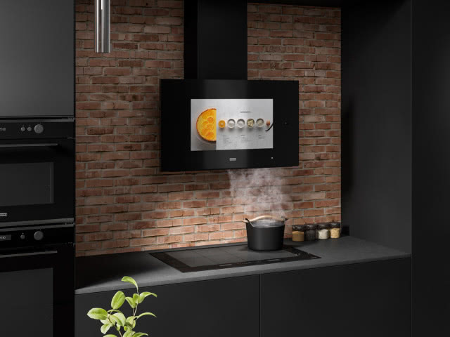 Franke, okap AQ Sense, okap z telewizorem, płyt grzewcza, garnek, przyprawy, cegła na ścianie, piekarnik