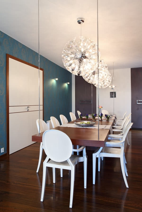 Pomysł na nowoczesne wnętrze - stół i białe...