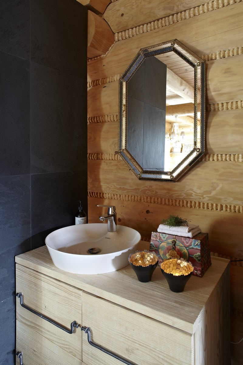 Drewniana ściana w łazience