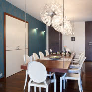 Pomysł na nowoczesne wnętrze - drewno orzecha i kolory