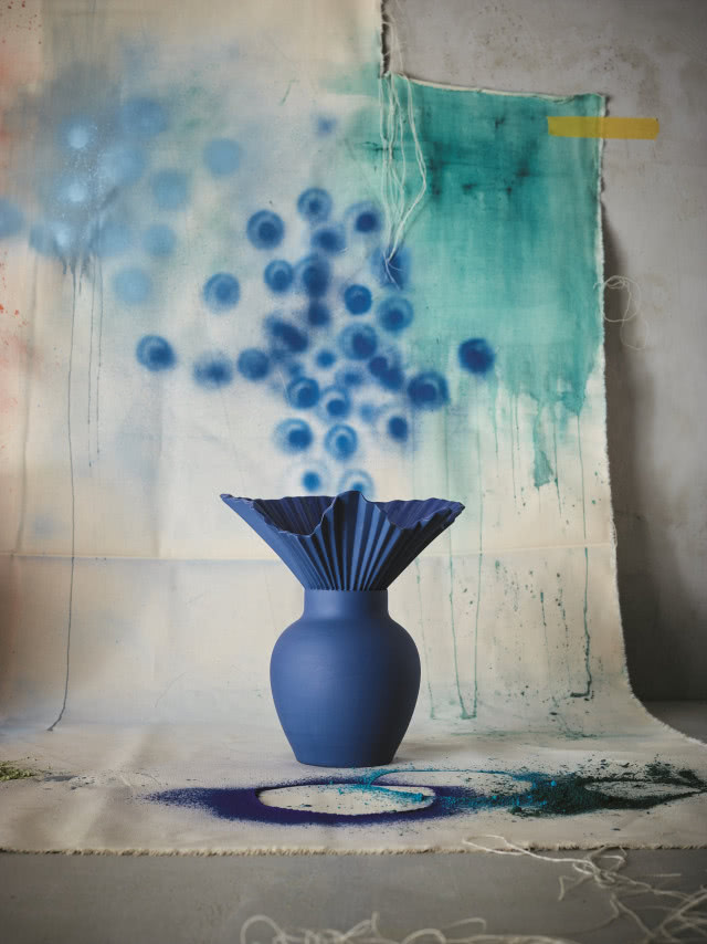 niebieski wazon na tle płótna