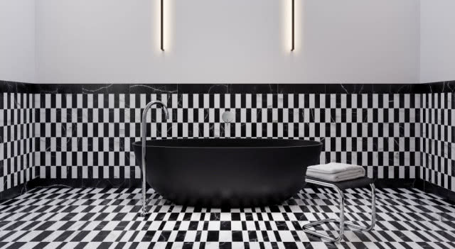 wanna czarna na tle biało-czarnych płytek