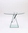 Kolekcja szklanych mebli - stół, design Konstantin Grcic