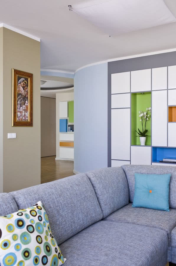 Szara nowoczesna kanapa w salonie.