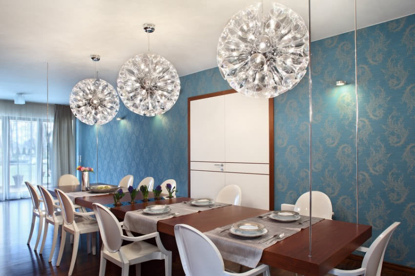 Pomysł na nowoczesne wnętrze - stół z krzesłami