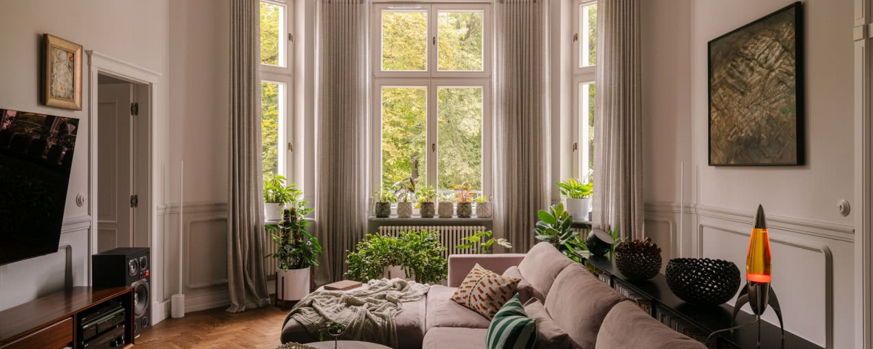 Mieszkanie w secesyjnej kamienicy. Nostalgiczny nastrój, książki i dizajn