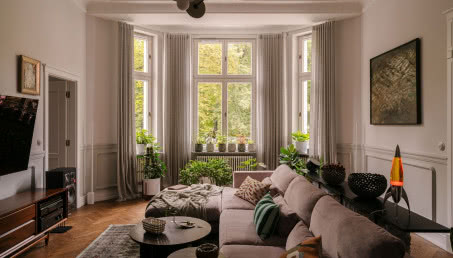 Mieszkanie w secesyjnej kamienicy. Nostalgiczny nastrój, książki i dizajn