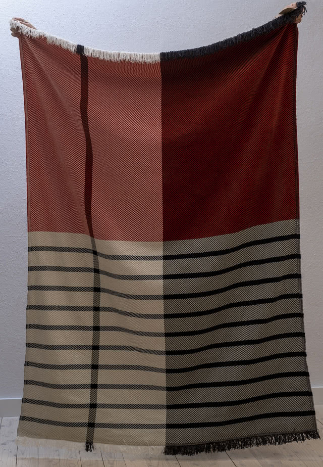 Szenilowy pled w pasy, Most