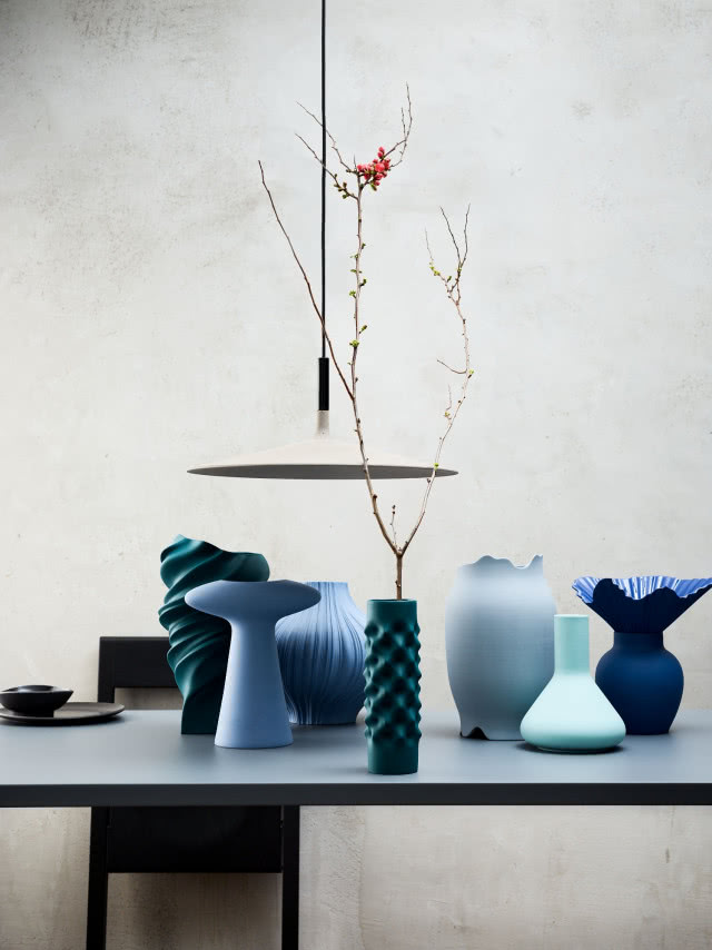 zestaw niebieskich wazonów w różnych kształtach