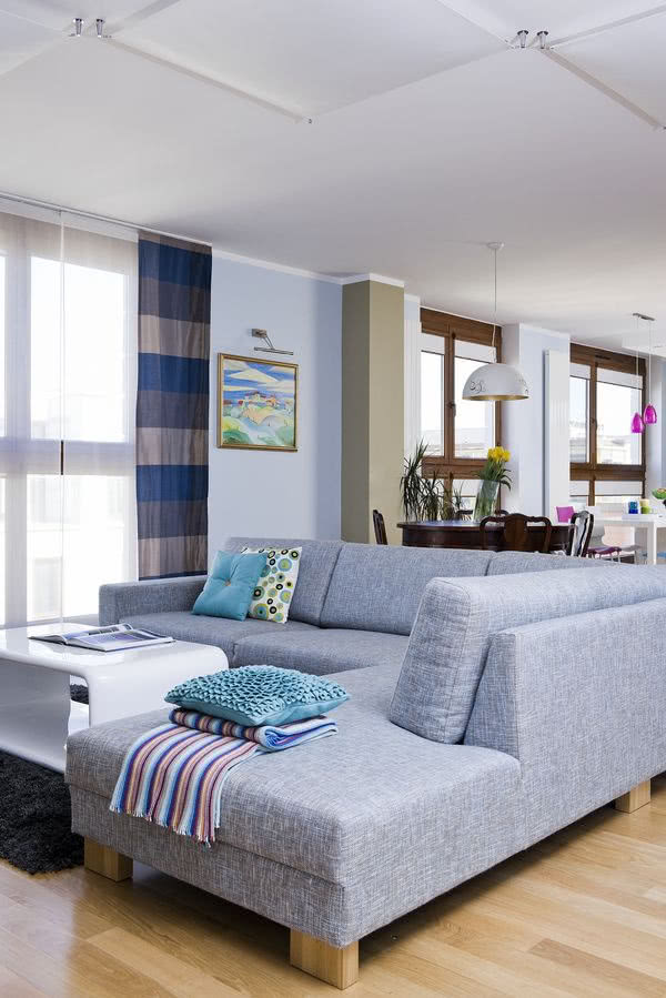 Szara nowoczesna kanapa w salonie.