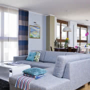 Zlew skutecznie się ukrywa w prawym rogu wnęki.