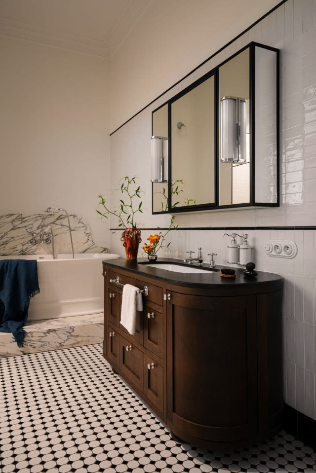 salon kąpielowy z wanną wolnostojącą