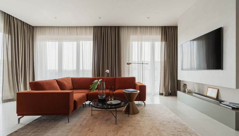 100-metrowe mieszkanie w Łodzi. Ma złotą ścianę i przeszkloną łazienkę!