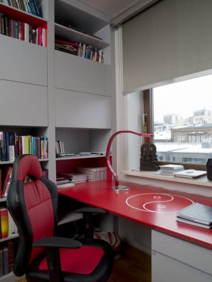 Czerwone biurko w gabinecie, wygodny fotel