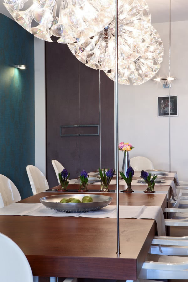 Pomysł na nowoczesne wnętrze - wygodny stół