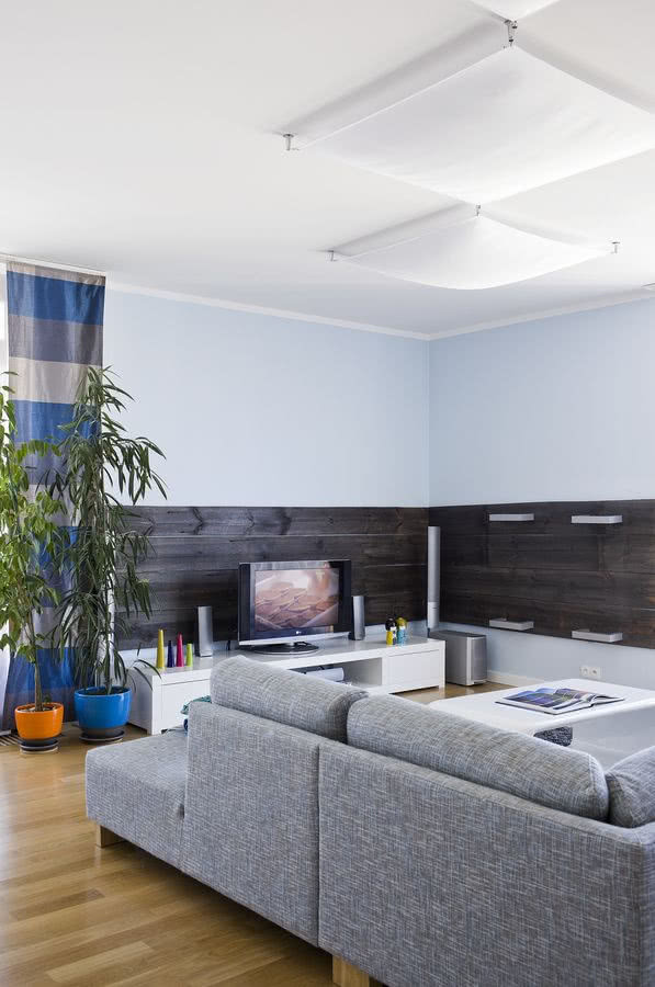 Szara nowoczesna kanapa w salonie.