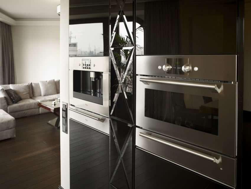 Kuchnia na wysoki połysk. Wstawki z frezowanego...