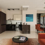 100-metrowe mieszkanie w Łodzi. Ma złotą ścianę i przeszkloną łazienkę!