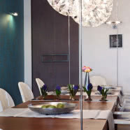 Pomysł na nowoczesne wnętrze - drewno orzecha i kolory