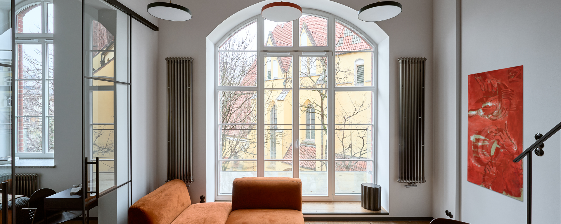 Surowy loft we Wrocławiu. Ma cegłę na ścianie i ogromne okna!