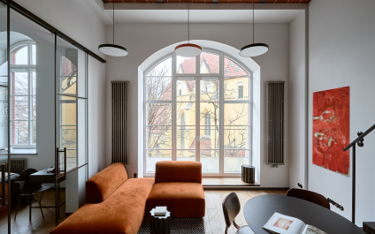 Surowy loft we Wrocławiu. Ma cegłę na ścianie i ogromne okna!