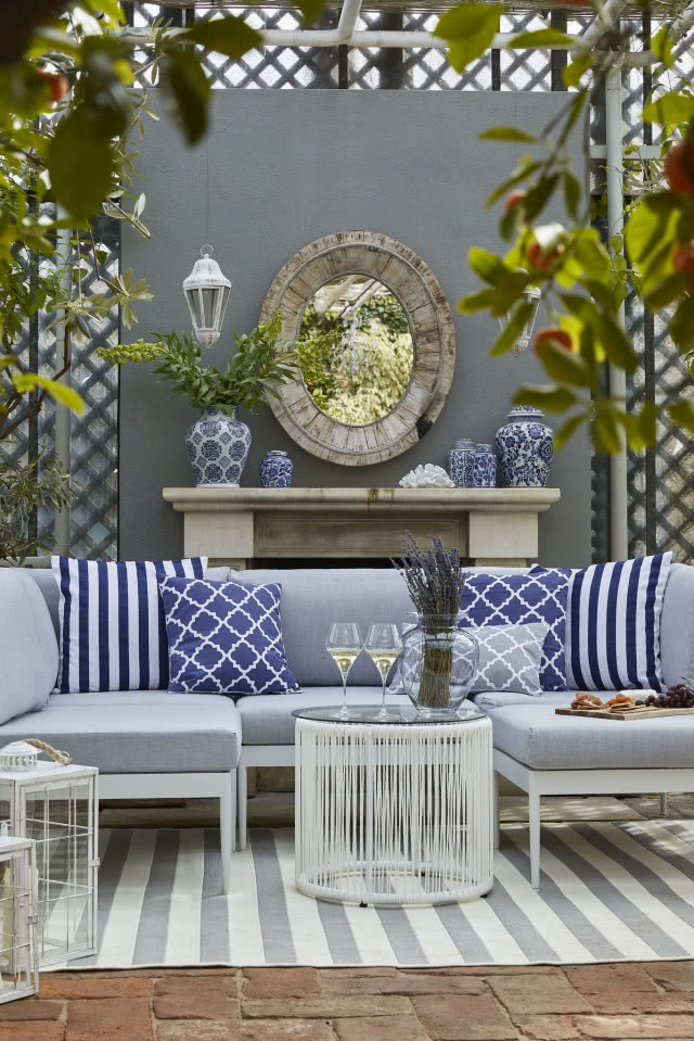 Aranżacja tarasu w błękicie i bieli