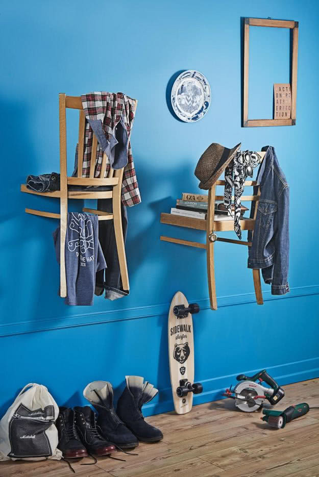 krzesła zamontowane na ścianie