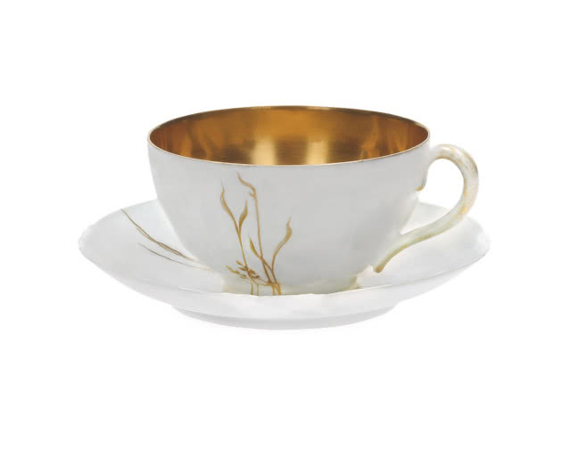 Filiżanka zdobiona techniką pâte-sur-pâte