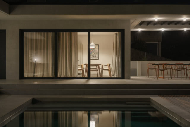 widok wieczorem na basen i odsłonięta okna