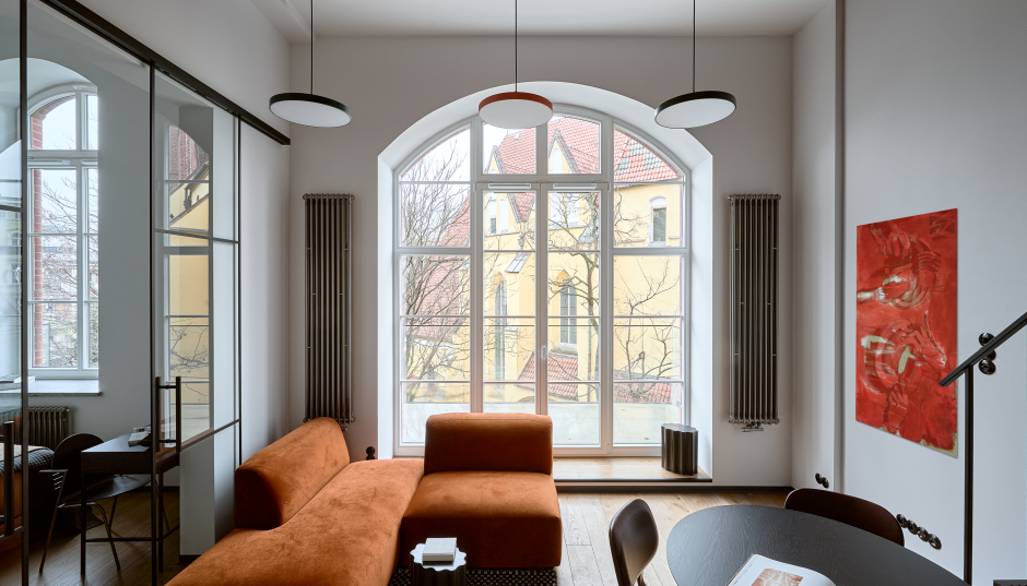 Surowy loft we Wrocławiu. Ma cegłę na ścianie i ogromne okna!